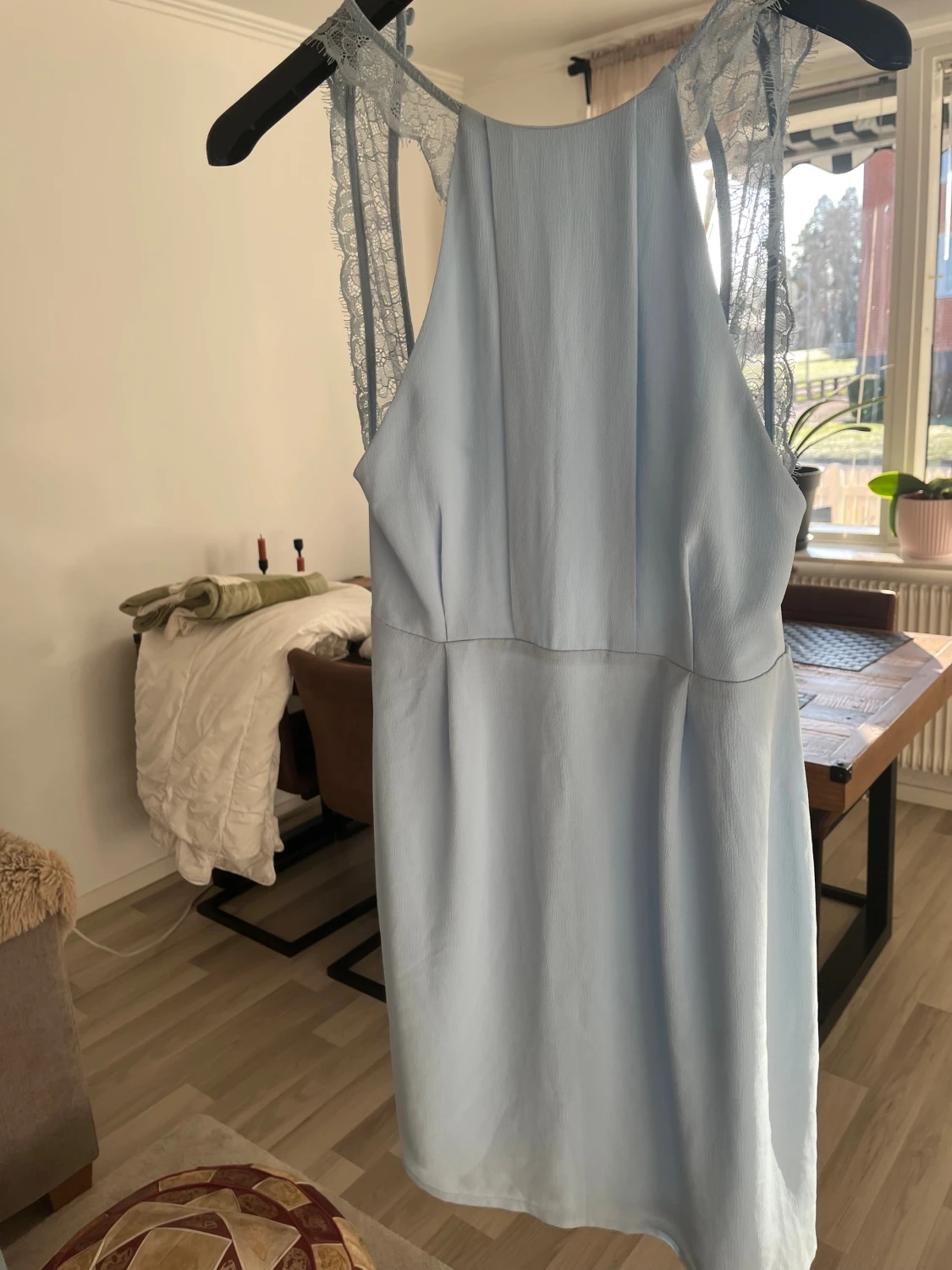 Ljusblå spetsklänning från NLY One