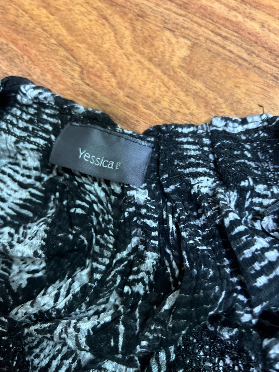 Svartvit mönstrad klänning från Violeta - 4