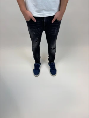 Dondup Jeans  - Dondup Jeans! Trendigaste jeansen på marknaden.  Skick= 9/10 Ny pris= 4000 kr Säljs för= 1099 kr (Modellen har original slitningar från fabrik vilket är väldigt eftertraktat och populärt) 