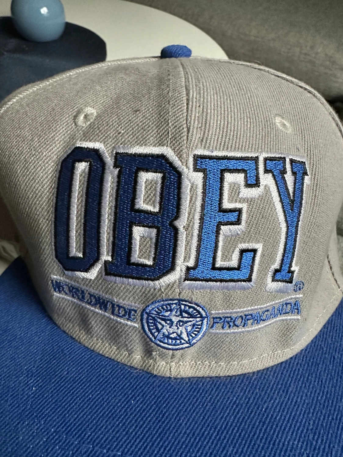 Grå och blå snapback från Obey - 1