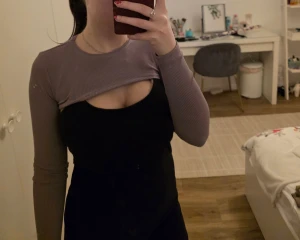 Ribbad croppad bolerotopp från Zara - Säljer en croppad bolerotopp från Zara i en snygg lila nyans. Toppen är ribbad och har lång ärm, perfekt att slänga över ett linne eller klänning för en cool layering-effekt. Materialet är mjukt och stretchigt, vilket gör den superbekväm. Aldrig använd.