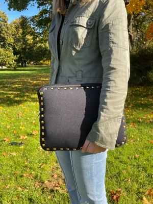 Datorfodral med guld nitar  - ‼️REA‼️ENDAST 149KR! ORDINARIE PRIS 249KR! Då vi endast har fåtal kvar i lager! ⚜️Datorfodral med nitar, vattentätt material och plats för allt du behöver. Storlek 34,5x25cm 🥂🤩Superfint och praktiskt fodral som passar perfekt till både skola och jobb. Rymmer dator, laddare och annat utan problem.                          🥂Materialet är tåligt och nitarna ger den där lilla extra detaljen som gör att den sticker ut!           🌟Fodralet är handgjort och egen designat. Snabb leverans 2 arbetsdagar!!