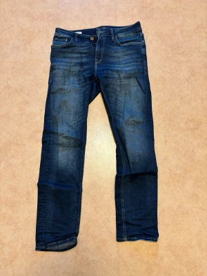 Slim fit jeans från Jack & Jones - Mörkblåa jeans från Jack & Jones med slim fit passform.  Original pris 900kr.