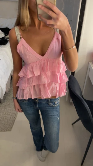 Rosa volang topp - Fin rosa volang topp från Zara! Använt ett fåtal gånger så i väldigt bra skick! 