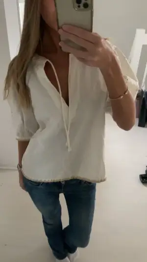 Vit blus med broderi vid ärmarna och längst ner, aldrig använd💞
