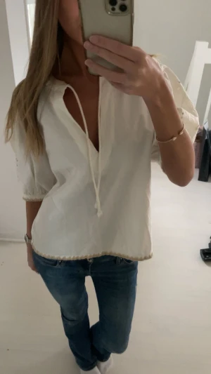 Vit blus med broderi  - Vit blus med broderi vid ärmarna och längst ner, aldrig använd💞