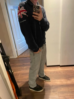 Mörkblå halfzip hoodie  - Säljer en Henri Lloyd tröja/hoodie. Den har en liten skada vid nacken men inget man tänker på