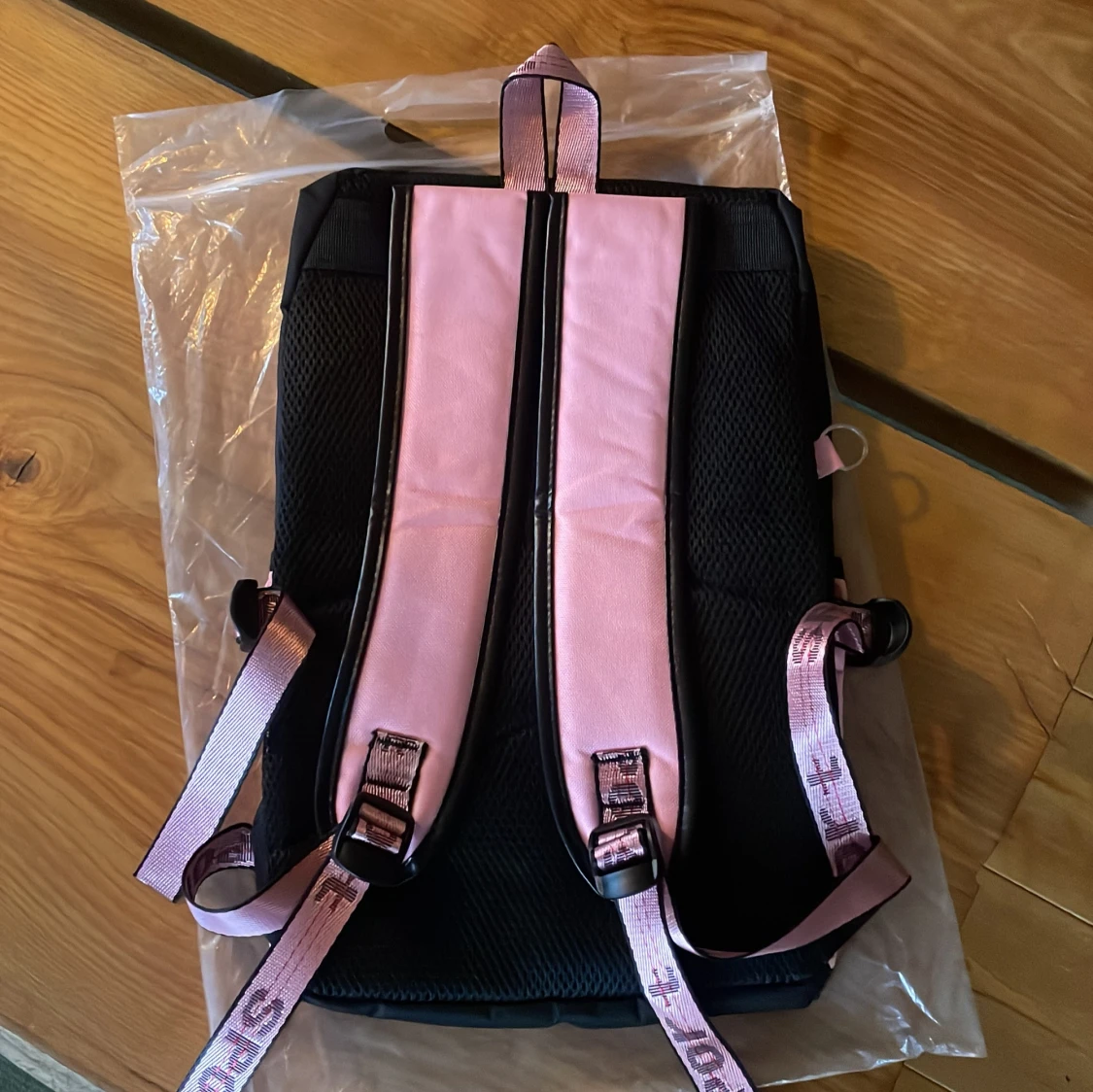 HUNTRX KPop Demon Hunters Svart ryggsäck i rosa svart - 1