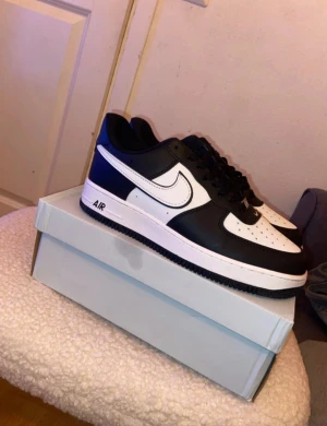 Nike Air Force 1 svart/vit - Tjena säljer nu mina nya air forces 1s panda. Feta skor till bra pris. Säljer dom då de ej passade mig. Kommer med box och via snabb affär slänger ja in ett par crease skydd till skorna mvh