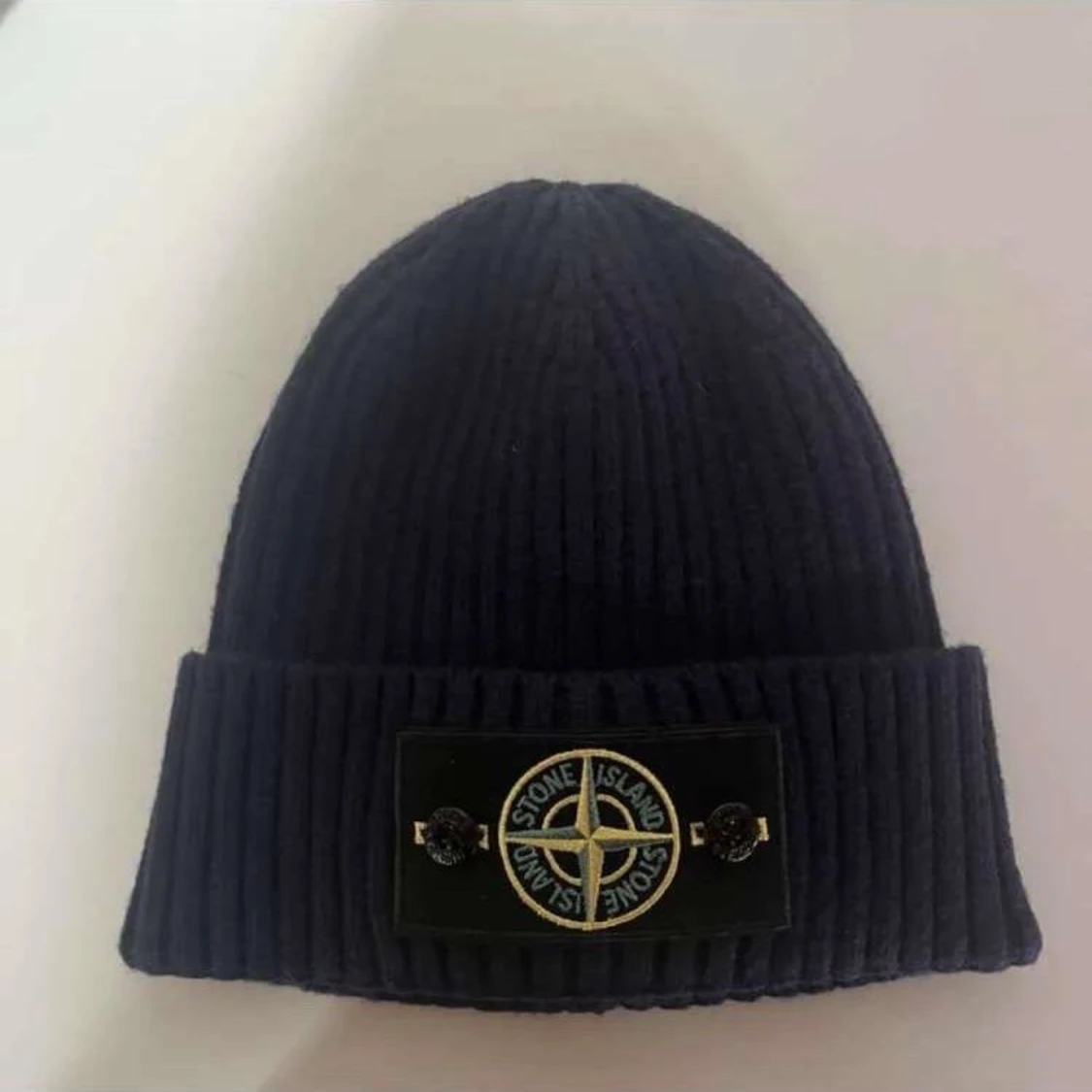 Svart ribbad mössa från Stone Island