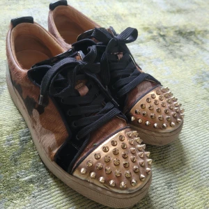 Christian Louboutin skor - !INTRESSEKOLL! Funderar på att sälja dessa stört snygga skorna ifrån christian louboutin! Sjukt unika och så trendiga!! Kom med prisförslag då de verkligen är unika! De passar mig som brukar ha 38 i skostorlek!