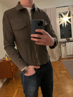 Mörkgrön bläck Overshirt  - Säljer denna sjukt snygga Overshirten från Bläck⭐️ Färgen är mörkgrön och storleken är S✅ Den har inga defekter och skicket är utomordentligt🙌🤝 Sjukt najs passform och passar perfekt till hösten🍁🙌 Tveka inte på att höra av er dig vid minsta fråga eller fundering😊