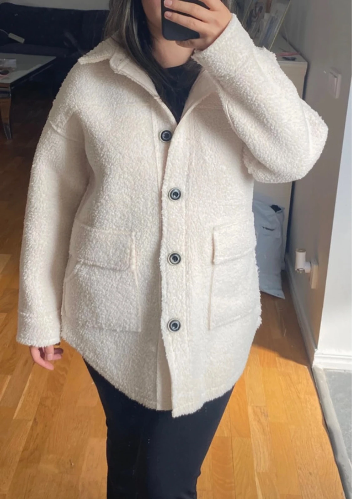 Vit teddyjacka med stora fickor