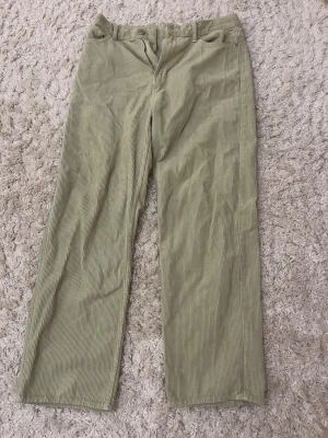 Jeans - Gröna jeans från Weekday. Använda, men i fint skick. Säljer då de inte kommer till användning längre. Skriv om frågor.