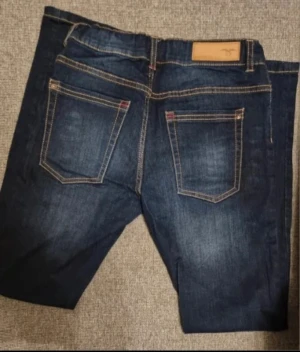 Mörkblå jeans Hampton Republic - Snygga mörkblå jeansshorts från Hampton Republic i klassisk femficksmodell med kontrastsömmar och knappgylf. Shortsen har normal passform och är tillverkade i bomull med en cool tvättad look. Perfekta för dig som gillar stilrena denimplagg.