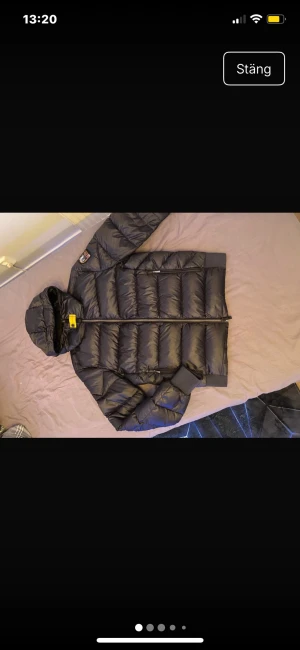 Svart dunjacka Parajumpers - Herr modell!Jacka i använt skick defekter finns där med priset skriv privat för fler bilder närmare defekterna(stort slitage vid armen och två hål där framme) går och fixa där med priset😊