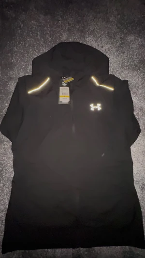 Under armour jacka  - UA jacka i svart, passar både män och kvinnor, slim fit och helt ny, finns både i storlek M och L, skriv vilken storlek du är intresserad av 