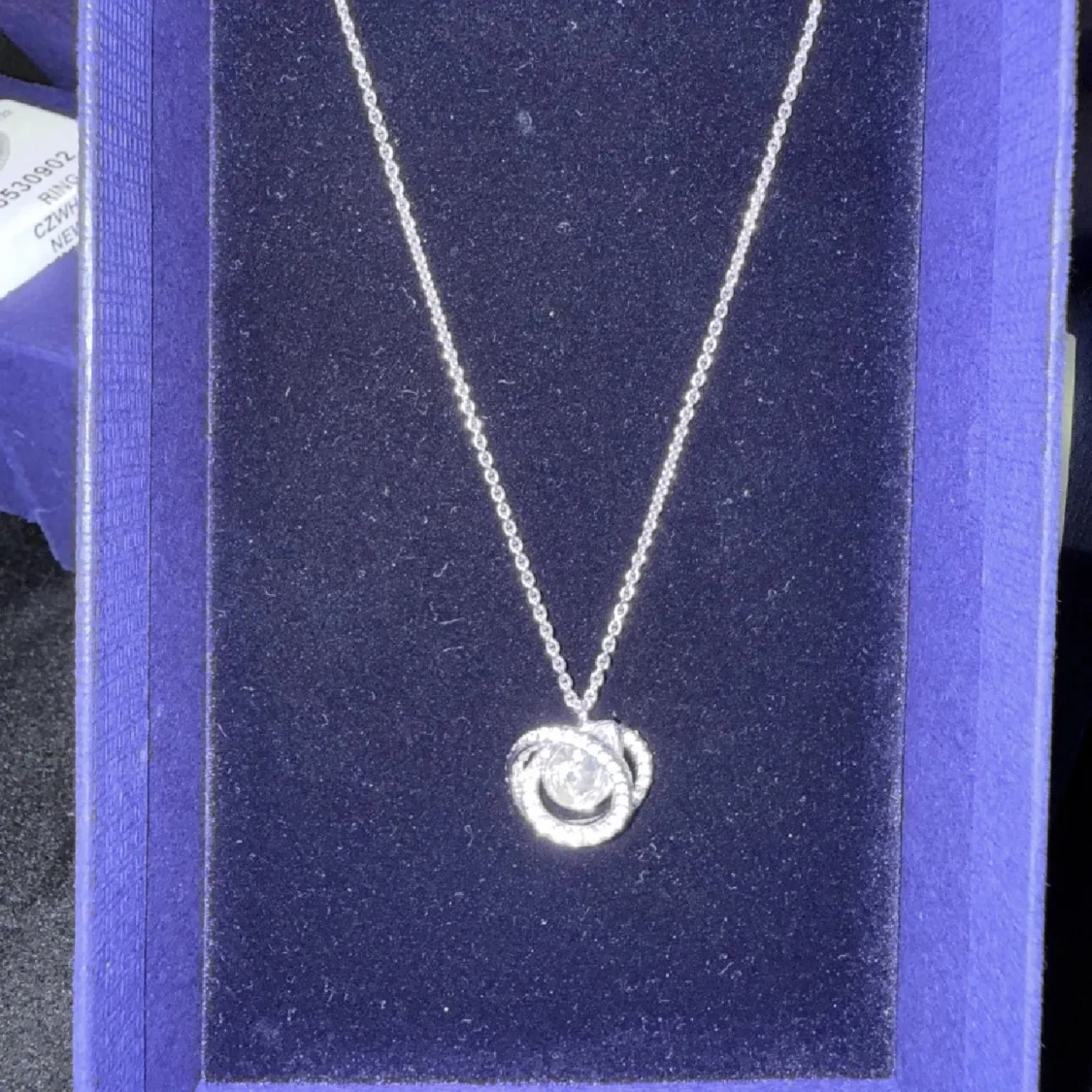  silverhalsband med glittrig cirkel