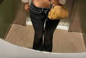 Svarta bootcut jeans från Lois - Säljer ett par svarta Lois jeans med bootcut passform och låg midja. Materialet är jeans med lätt stretch och de har en snygg mörk tvätt. Perfekt för dig som gillar trendiga plagg!