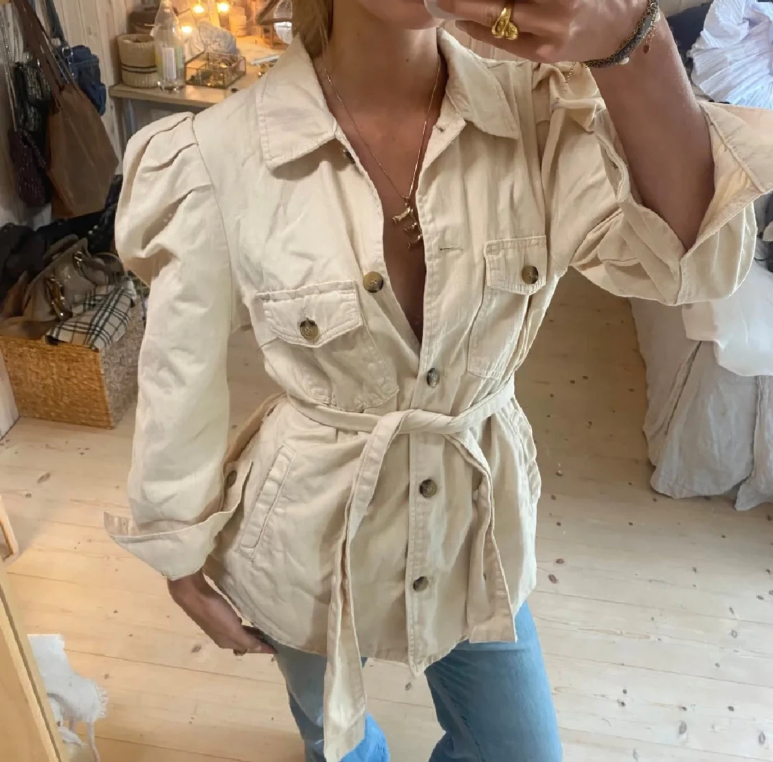 Beige overshirt med puffärm och bälte