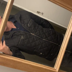 Lindbergh höstjacka - Grymt snygg svart quilted jacka i storlek S.  Jackan är i jättebra skick och köpt för 1500kr så var snabba för den lär säljas fort till detta pris.