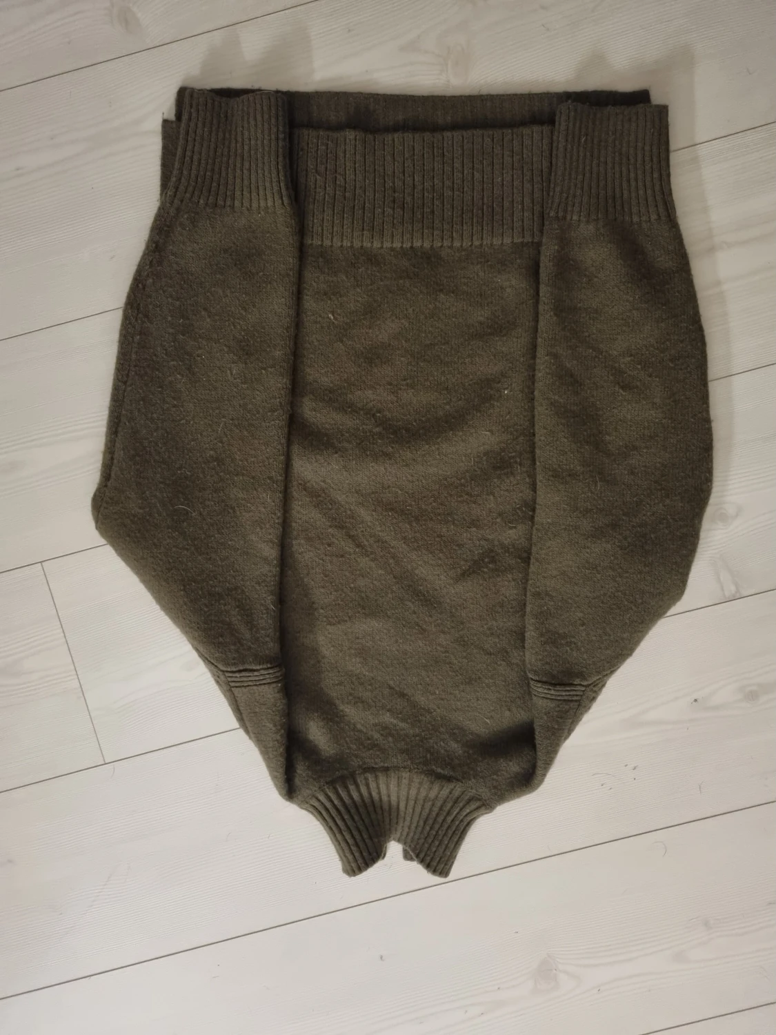 Olivgrön stickad polotröja - 1