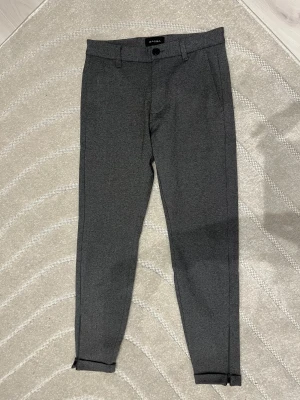 Grå Pisa Jersey Pant Gabba XS REGULAR - Snygga grå kostymbyxor från Gabba i modellen Pisa Jersey Pant. Byxorna är i mycket bra skick - inga fläckar, hål eller nopprar.