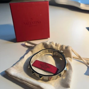 Valentino armband - Valentino armband i riktigt bra skick. Med box och allt! Kom gärna med frågor! Nypris: 3000 kr