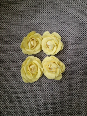 4 gula hårblommor i tyg - Fyra söta hårklämmor med blommor. Blommorna är gjorda av tyg och sitter på metallklämmor som enkelt fästs i håret. Perfekt för att ge frisyren en somrig och lekfull touch. Passar både till diadem eller som egna accessoarer. Det sitter lite ludd på blommorna efter att de har legat tillsammans med andra blommor. Ø ca 5 cm