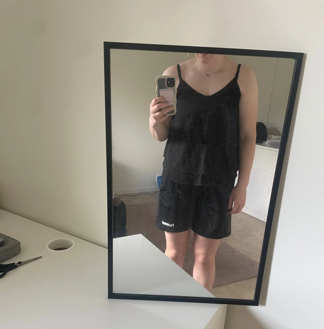 Svart linne med smala axelband - 1