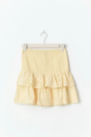 Volangkjol i broderie anglais💛 - Supersöt volangkjol i broderie anglais🤍 slutsåld på hemsidan. Aldrig använd, prislapp ej kvar. 