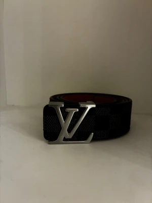 Bälte  - Använd 1 gång därför har den svarta svarta sträck som inte syns alls.                   105 cm och skickar inom kort