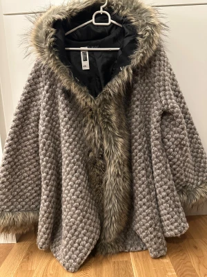 Italiensk pälsjacka / Handmade/Wool - nytt skick!  - Handmade ! Säljer en beige Italiensk pälsjacka som är tillverkad av ull ord. pris 2590 mitt pris endast 950 kr. - Stor huva och fluffiga detaljer,  längs krage och ärmslut. Jackan har ett grovt stickat mönster och är loose fit, perfekt för dig som gillar att sticka ut med en mysig och cool look. I nytt skick! 