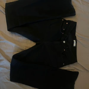 Svarta jeans från gina tricot - svarta mid rise jeans från Gina, säljer eftersom dem inte går till användning längre 💕