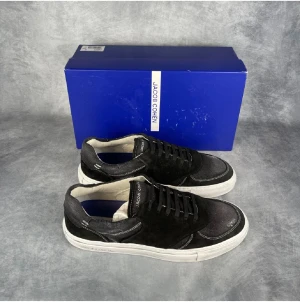 Jacob Cohën skor helt nya - Tja! Säljer nu dessa helt sprillans nya Jacob Cohen skorna i modellen dreamer! Skorna är helt sprillans nya! Storlek 42! Allt og medföljer, nypris 5999+, vårat pris 3899! Vid snabbaffär=bättre pris