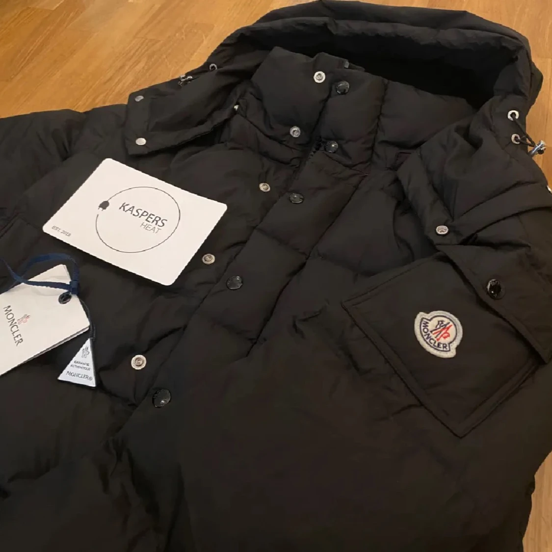 Svart Moncler pufferjacka med huva - 1