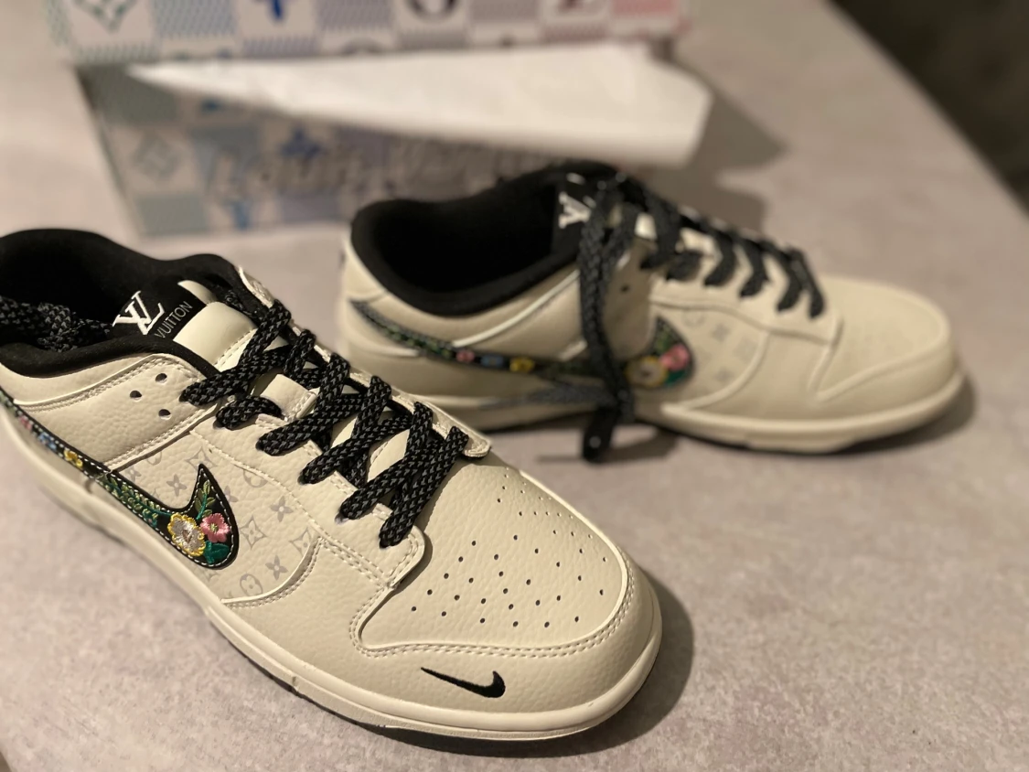 Louis Vuitton x Nike Dunk Blommig - 1