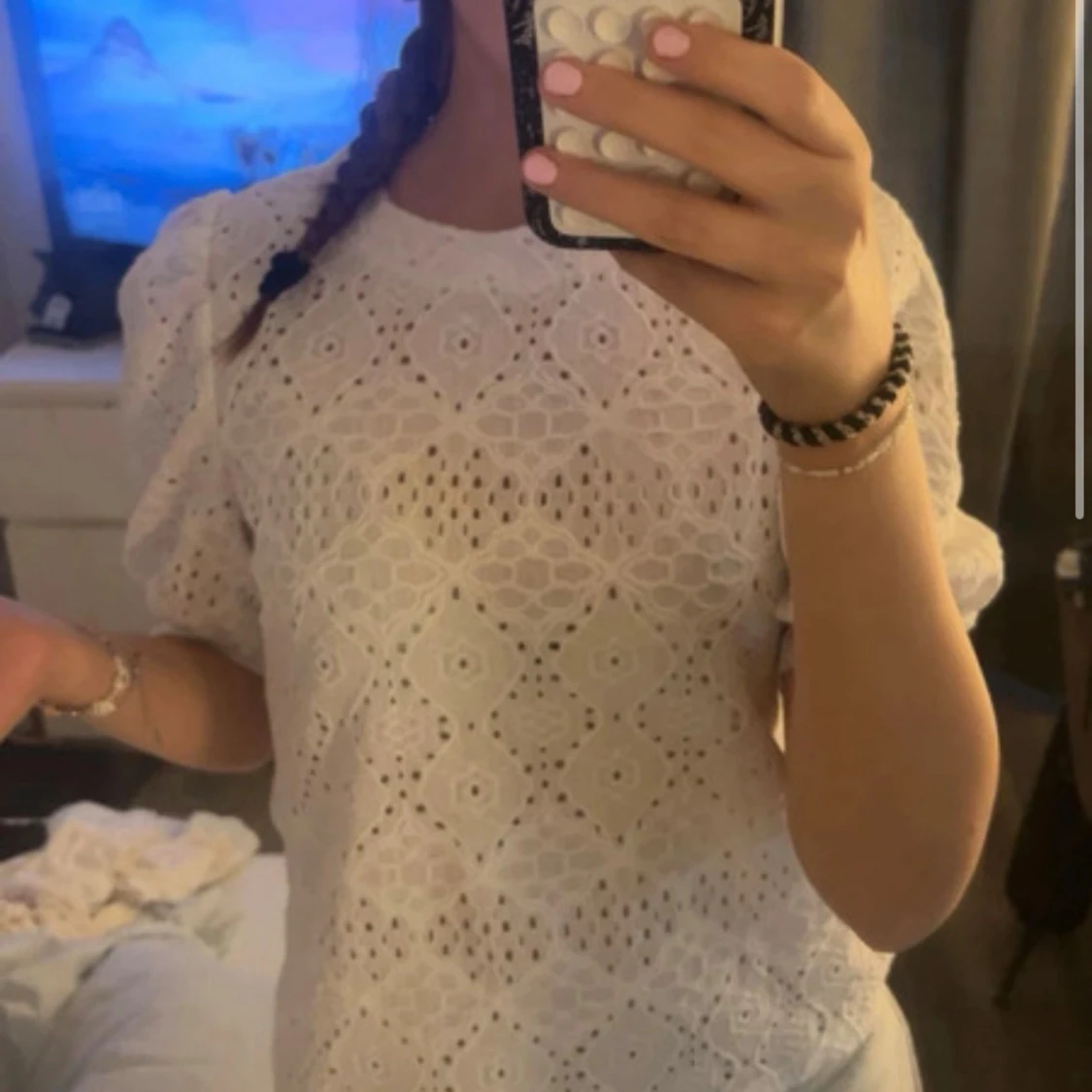 Vit blus med puffärm och spetsdetaljer