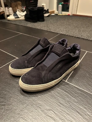 Axel Arigato Laceless Clean 360 - Säljer ett par svarta Axel arigato Laceless skor då de inte passar längre. Har haft de i cirka 6 månader. Skorna är gjorde av mocka. Finns en liten fläck långt fram på ena skon men går nog att få bort, pris absolut inte hugget i sten. Undrar du något så skicka en fråga.😊