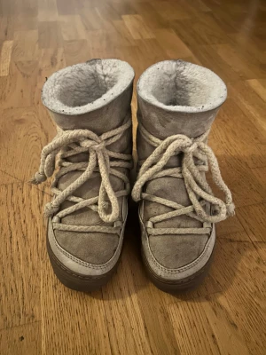 Iinuiiki skor  -  Hej jag säljer ett par använda iinuiiki skor i storlek 36 dom har lite defekter på kanterna och uppe på skon men inget man ser så mycket och lite på snörerna jag kan diskutera pris osv och ställ glänta frågor jag vill se vad jag kan få för dom ❣️