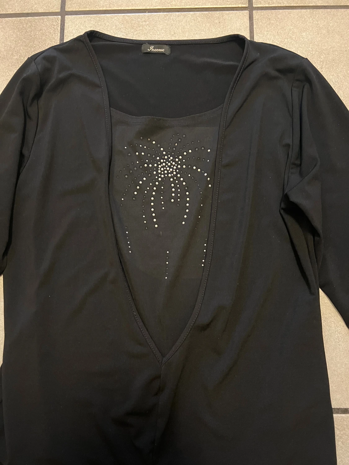 Svart topp med paljettdetalj från Incense storlek M - 1