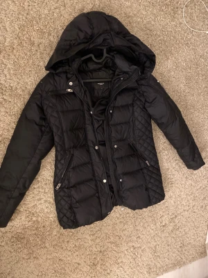 Svart pufferjacka från Rockandblue - Svart pufferjacka från Rockandblue i storlek 38, använd en del men inga slitage behöver bara tvättas🩷