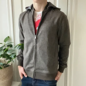 Massimo Dutti cardigan  - Massimo Dutti cardigan , den snyggaste cardiganen där ute! Storlek L och modellen är 180 cm 75 kg. Två najs fickor med en luva. Inga defekter ✌️ extremt trevlig och eftertraktad 