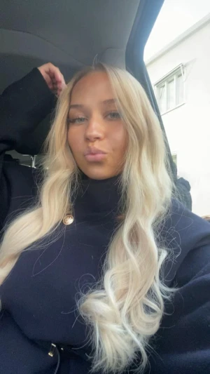 Mörkblå kappa med bälte och vida ärmar - Säljer en mörkblå kappa med snyggt bälte i midjan och vida ärmar. Jackan har en stilren look med enkel knäppning och passar perfekt för dig som gillar en trendig och clean stil. Perfekt för höst och vår när du vill ha något lätt men ändå värmande.