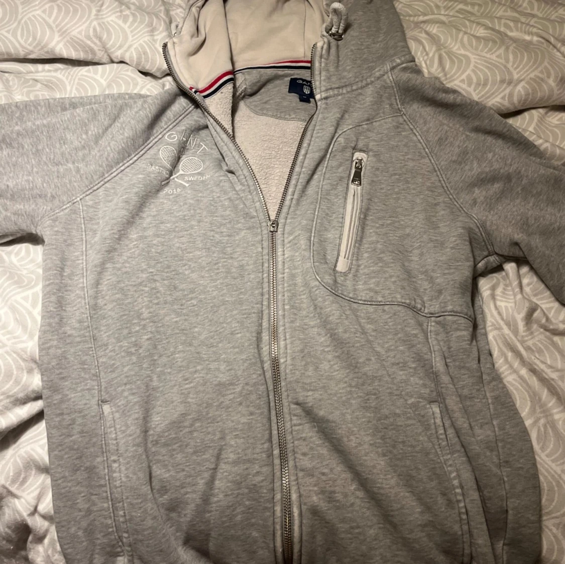 Grå hoodiejacka från Gant, M