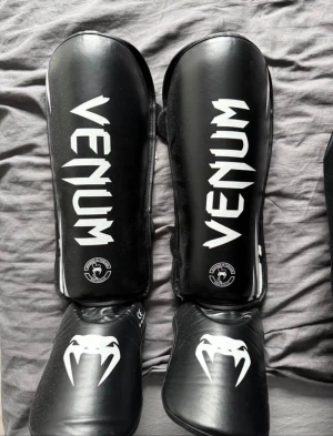 Venum benskydd  - Säljer rätt så nya benskydd från venum. Använda ett fåtal gånger.