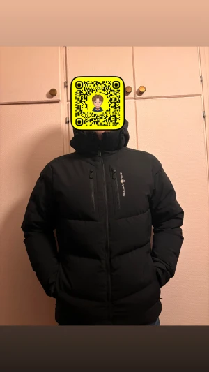 Svart pufferjacka Sail Racing - Säljer en svart pufferjacka från Sail Racing, modell Antarctica Expedition. Jackan är köpt på johenlls för två år sen för 4500kr Perfekt nu inför kallare dagar. Modellen på bilden är 189 och väger 90kg. Den är i nyskick då den har använts väldigt få gånger då den har varit stor hela tiden i min ägo. Vid frågor är de bara att skriva pm!🤩