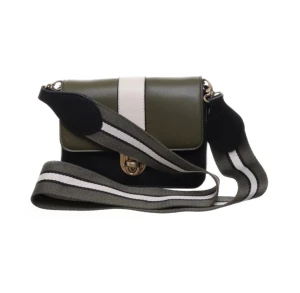 Axelremsväska - Säljer vidare min gulliga lilla handväska från Lindex då den ej används. Väskan är i snygga färger som ger en stilig look. 