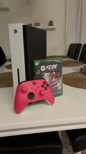 Xbox One S - Säljer nu mitt Xbox one s då jag känner att den inte behövs lika mycket som förut. Fullt fungerande och inga problem alls. Lagringsutrymmet är 950GB och du får själv klart med startkabel samt kontroller. Fc 26 måste köpas till 100kr men kan diskuteras vid snabb affär.