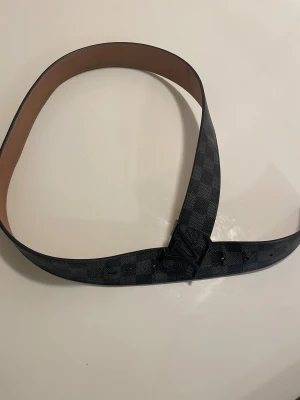 Svart bälte  - Svart bälte aldrig använt.priset kan diskuteras.kan skicka extra bilder.passar perfekt för olika outfits.Dm mig för frågor 